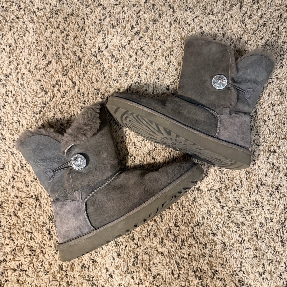 UGG Australia Bailey Button Bling Boot Gray Suede Shearling Embellished Size 8